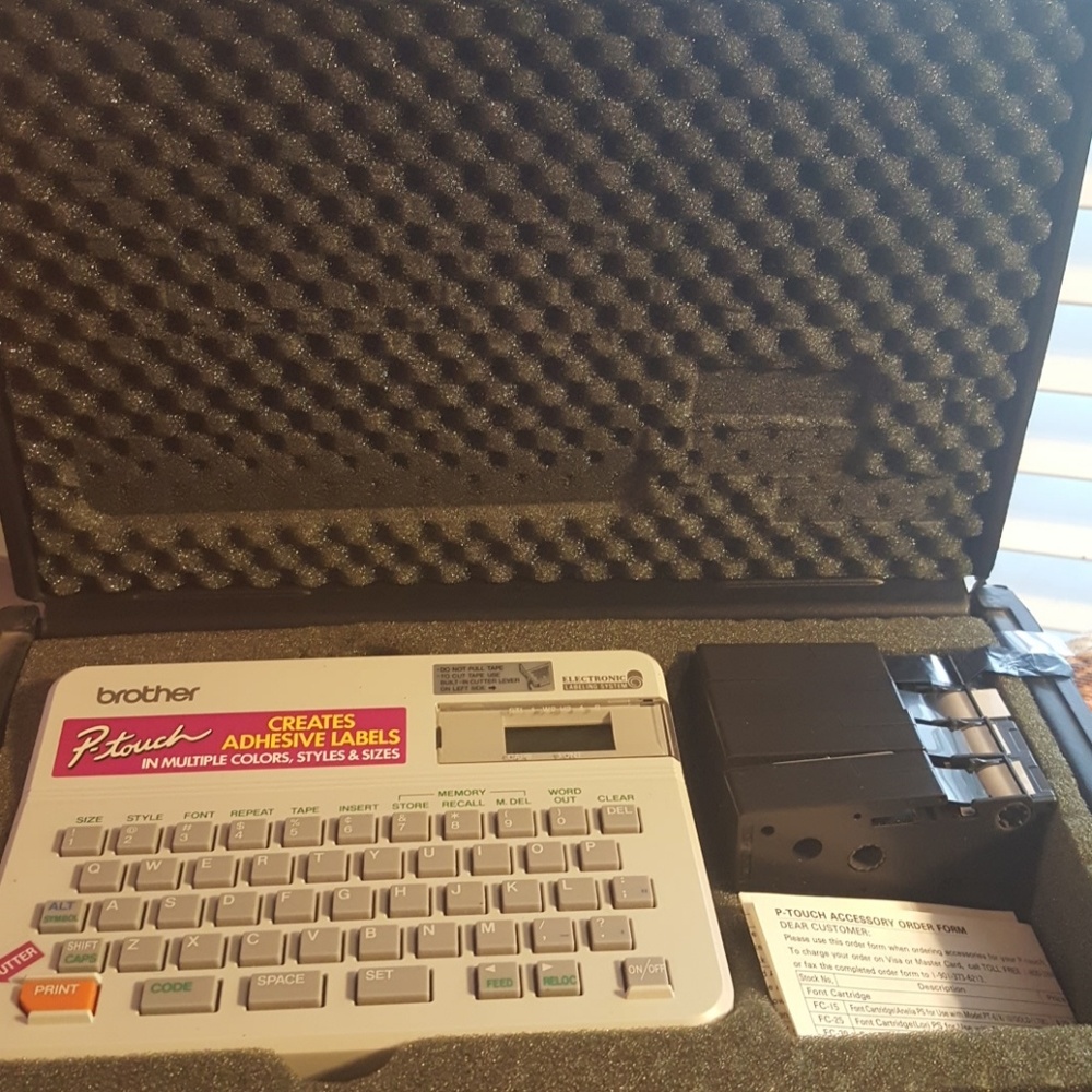 BROTHER PT-10 ELECTRONIC LABEL SYSTEM W/ACCESSORY